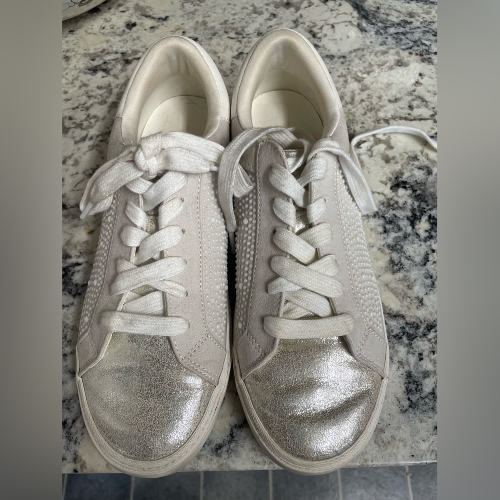 White Metallic Toe Low-Top Sneakers 8.5- excellent condition